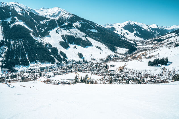 度假鸟瞰奥地利被雪山环绕的度假小镇旅行雪冰