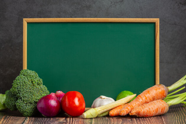 膳食黑板上有健康的蔬菜在旧的深色背景提醒背景胡椒
