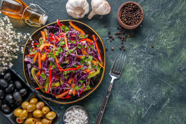 健康顶视图美味的卷心菜沙拉与辣椒在盘子里黑暗的背景餐健康零食饮食午餐假日食品午餐蔬菜木头