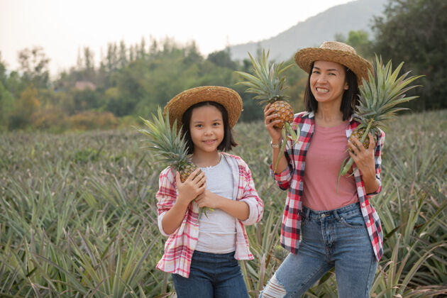 商业亚洲女农民在农场看菠萝生长 农业产业观念绿色花园新鲜
