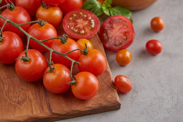 自制新鲜的红色品种的西红柿与罗勒香料 胡椒西红柿蔬菜概念素食饮食食品收获西红柿香草碗罗勒