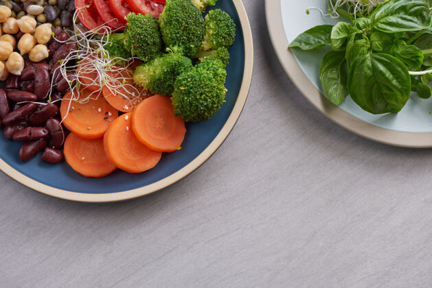 木头健康素食午餐碗 佛陀碗沙拉配料鹰嘴豆 各种坚果和西红柿 花椰菜 胡萝卜食物餐桌有机
