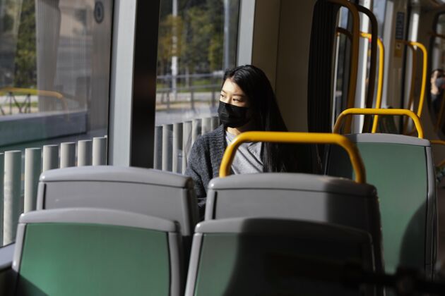 女性公共汽车上戴着面具的年轻女子巴士自然姿势