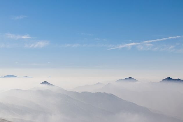 天气俯瞰白雾笼罩的山脉山自然气候