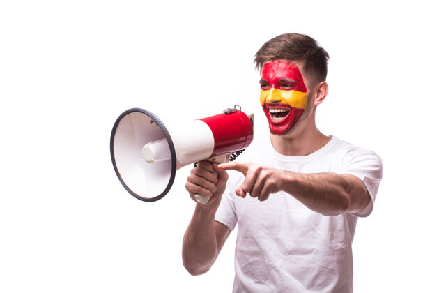 年轻年轻的西班牙男足球迷 白墙上的扩音器被隔离了快乐国家运动
