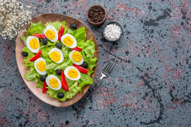 茶顶视图美味的鸡蛋沙拉与绿色沙拉和橄榄在轻背景帽子饮食餐