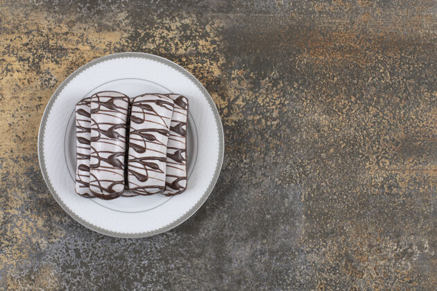 甜点白色盘子上一堆巧克力饼干的顶视图烹饪饼干短面包