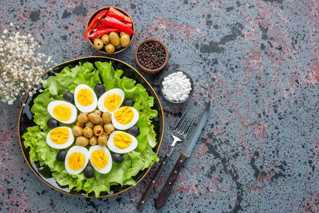 鸡蛋沙拉俯视图鸡蛋沙拉由绿色沙拉和橄榄组成 背景色浅绿色面包沙拉