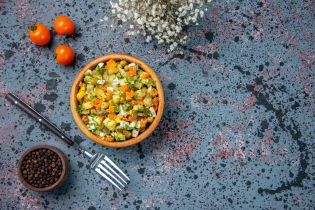 菜顶视图煮熟蔬菜沙拉与胡椒和叉子 沙拉饭胡椒午餐食品的颜色用餐顶部视图蔬菜