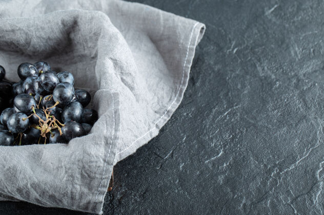 水果一篮葡萄 灰色桌布放在大理石上黑色葡萄美味