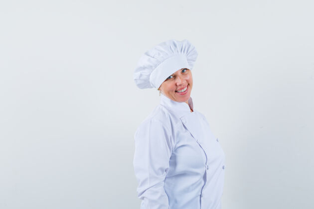 好看身着白色制服的女厨师看着前面 看上去很自信喜悦黑发女士