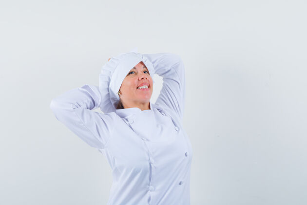 制服女厨师穿着白色制服伸展上身 看起来很放松身体模特厨师