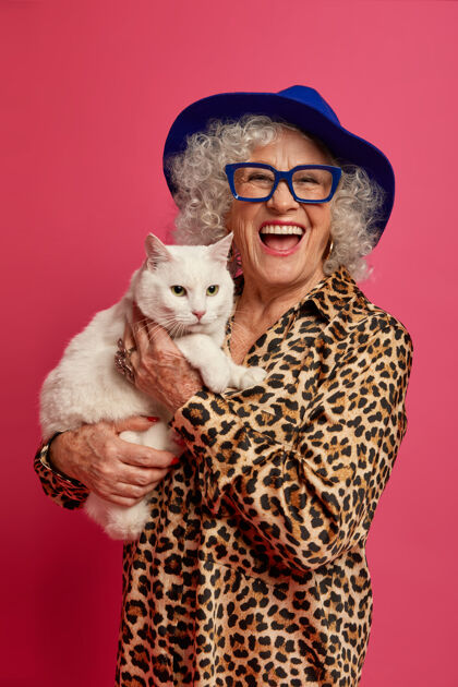 年龄幸福的皱纹时尚奶奶与美丽的猫特写肖像照片卷发朋友