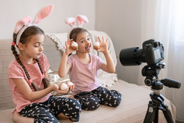 准备小妹妹们在家里的沙发上对着镜头摆姿势兔子复活节孩子