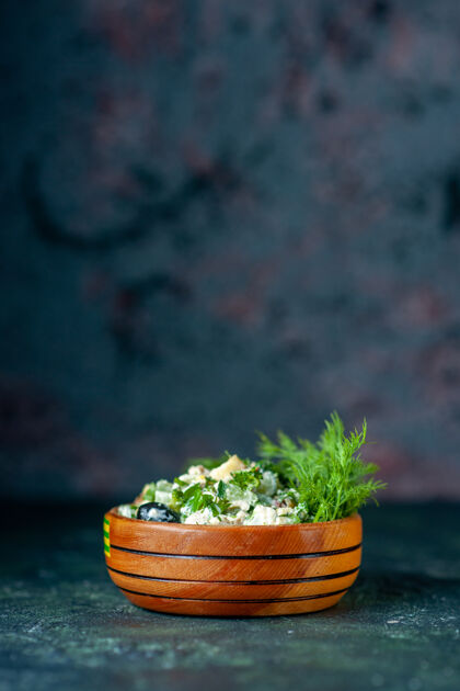 小前视图蔬菜沙拉与梅耶奈斯和绿色内小锅在黑暗的背景梅耶奈斯前面餐厅