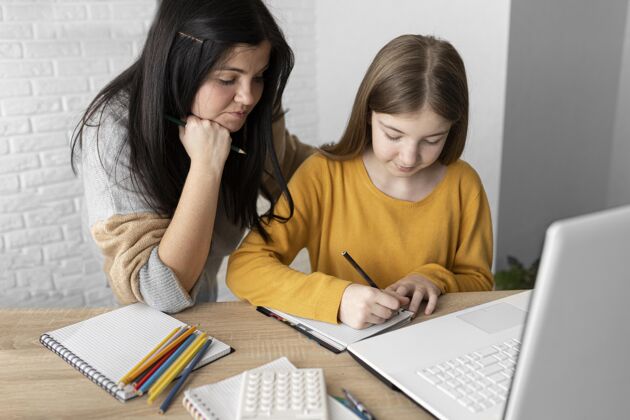 知识中镜头女人看着女孩写屏幕互联网在线学习