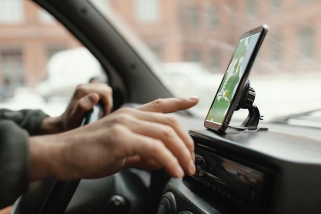 驾驶用手机上的地图特写车里的人技术交通闪屏