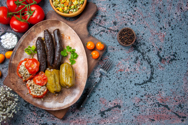 肉俯瞰美味的蔬菜多尔玛沙拉和西红柿 健康食品晚餐颜色菜一餐美食午餐番茄胡椒