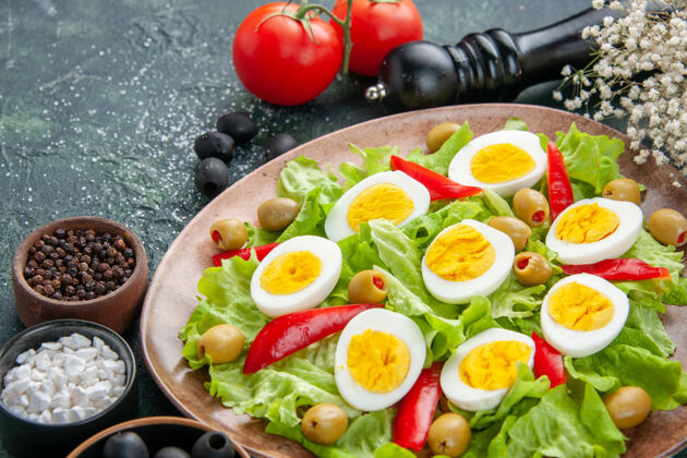 蔬菜正面近景鸡蛋沙拉 绿色沙拉橄榄和西红柿 深色背景午餐前面咖啡