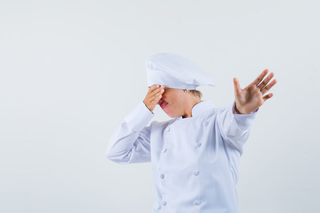时尚穿着白色制服的女厨师摆出一副展示手机的样子 看起来很不满意可爱人喜欢