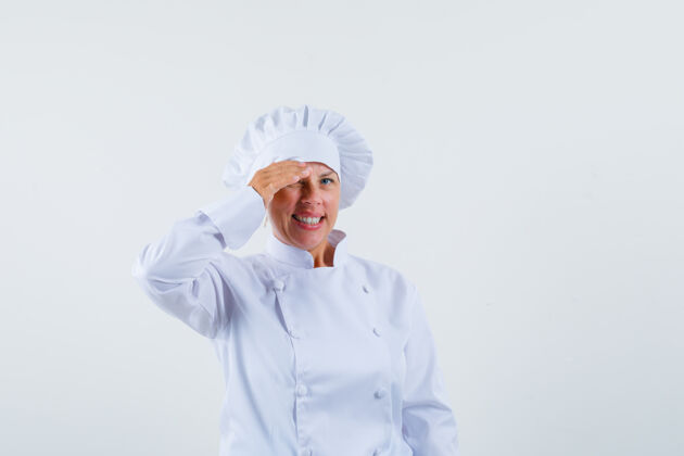 年轻一位身穿白色制服的女厨师手放在额头上 看上去很无聊欢乐魅力时尚