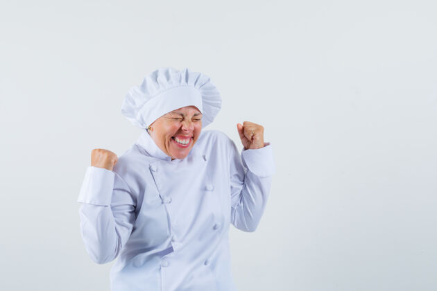 厨师身着白色制服的女厨师摆出赢家的姿态 看上去很高兴模特女人显示