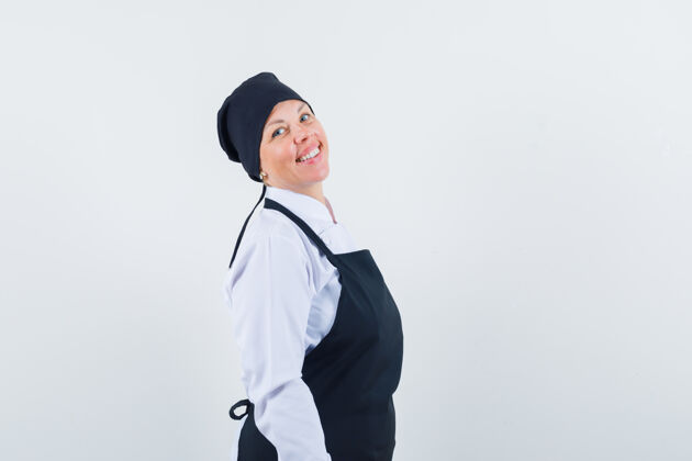 制服金发女人站直了 穿着黑色厨师制服摆在前面 看起来很漂亮可爱女人水疗