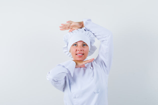 可爱身着白色制服的女厨师展示舞姿 看起来很迷人女人手势显示