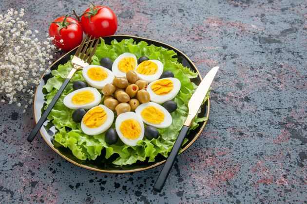 晚餐正面图：鲜美的鸡蛋沙拉 背景是西红柿和橄榄午餐盘子鸡蛋沙拉