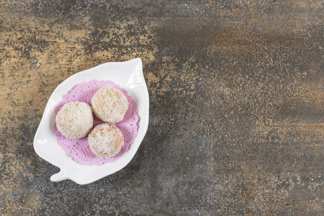 软糖白色盘子上自制的新鲜美味饼干俯瞰乡村餐桌糕点好吃的干的