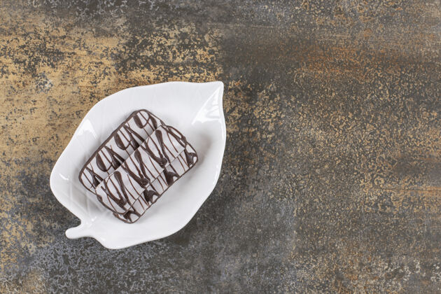 自然白盘子上的新鲜巧克力饼干桌子美味饼干