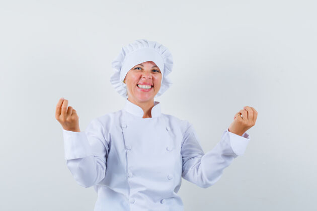 卷发一个穿着白色制服的女厨师 看起来很开心女性人自信