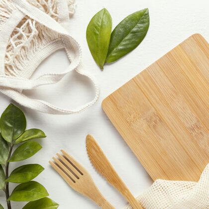 可持续性带餐具的木板木制餐具叶生态