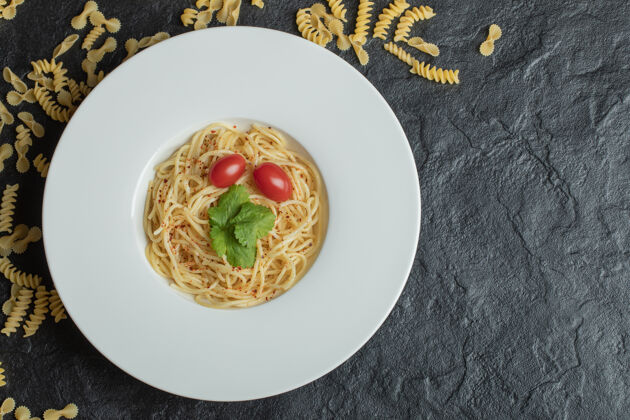 可食用美味的意大利面配上绿色蔬菜和樱桃番茄意大利面食物吃