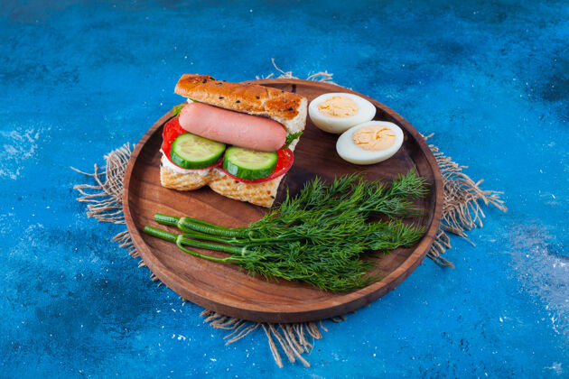 三明治美味的三明治 香肠和莳萝放在木板上香肠小吃蔬菜