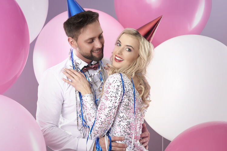 拥抱一对年轻夫妇在庆祝新年前夜欲望情侣新年