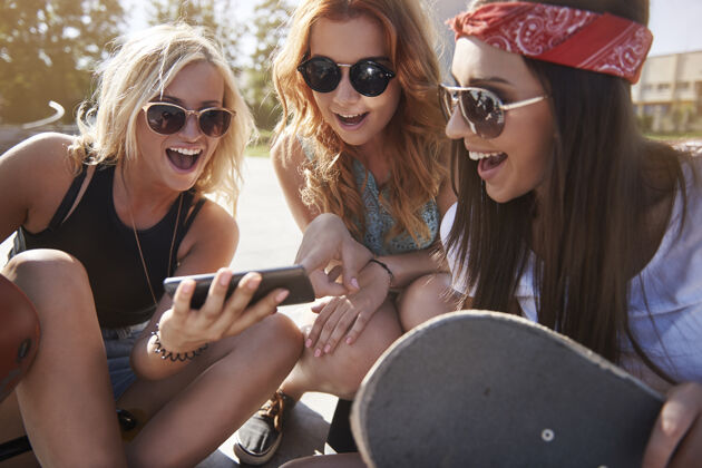 滑板年轻女子在滑板公园共度时光朋友友谊人际关系