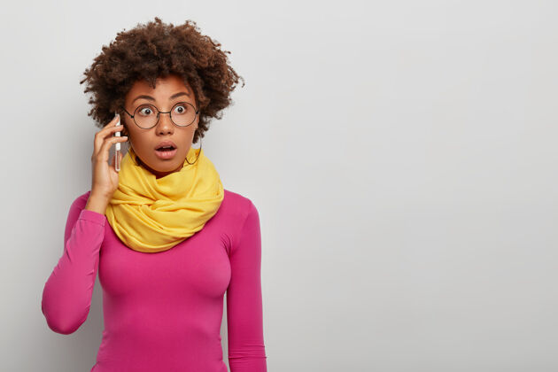 惊喜吓坏了的卷发女士打电话给同事 使用现代手机 专注于电话交谈中的信息获取 戴着眼镜电话互联网情感