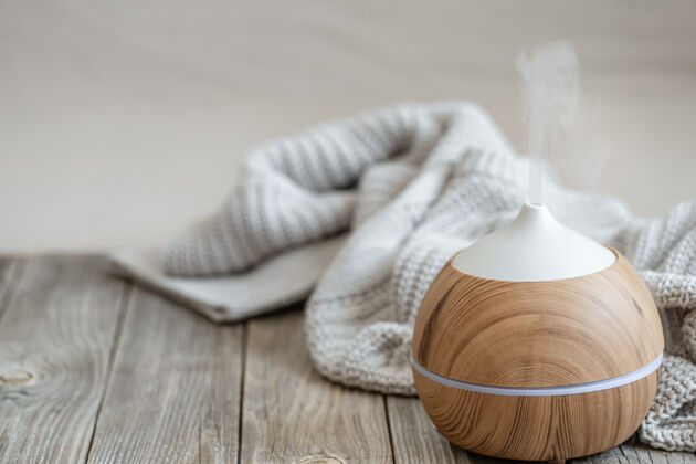 蒸汽与空气加湿器和针织物组成的紧密结合健康的生活方式理念芳香疗法芳香水疗