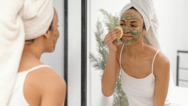 健康脸上戴着自制面具的年轻女人自制治疗自我护理