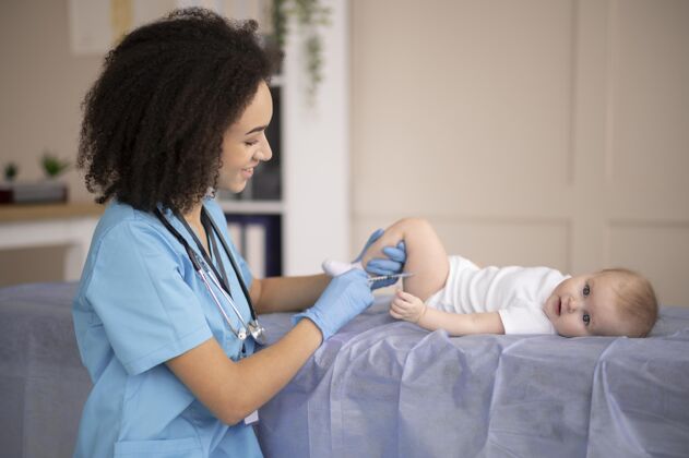 冠状病毒小宝宝在卫生院打预防针保健危险疾病