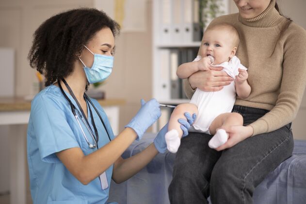 疾病小宝宝在卫生院打预防针疫苗医院保健