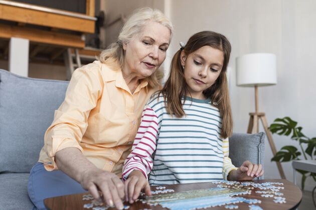 生活方式女人和女孩在玩拼图游戏老年人老年人水平