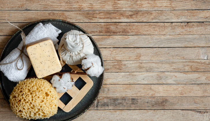 健康水疗组成与自然和有机浴室配件在木制表面复制空间水疗肥皂皮肤护理