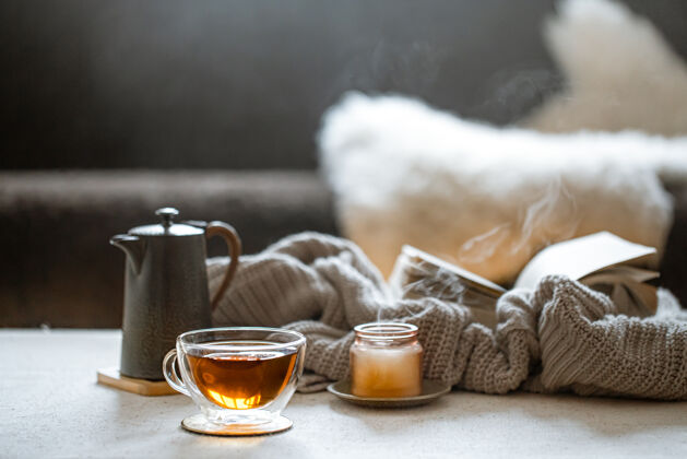 茶壶玻璃茶杯 茶壶 蜡烛等针织元素家居舒适温馨的概念房子蜡烛茶