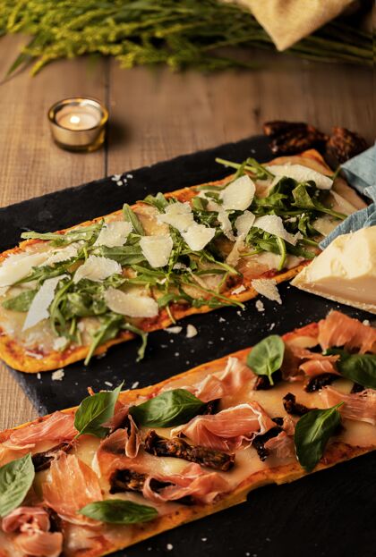 盘子垂直拍摄美味的面包与培根 蔬菜 奶酪填充在一个木桌上面包房切片美味