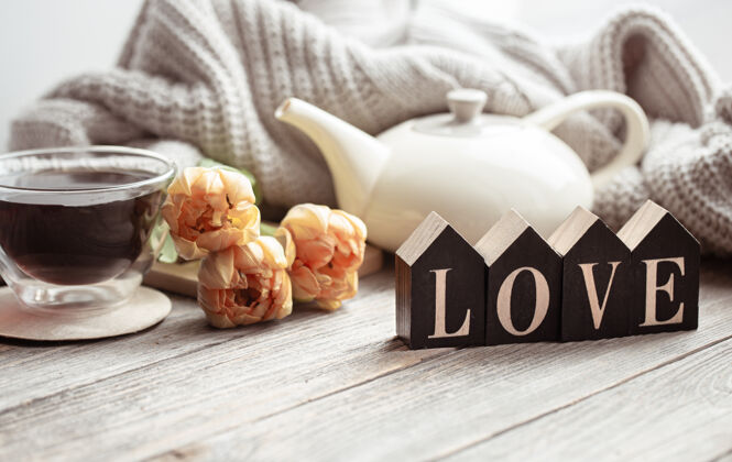 花节日家居静物与鲜花 一杯茶和一个茶壶在木制表面特写浪漫装饰题词