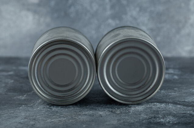 银两个铁罐放在大理石上小吃排骨蔬菜