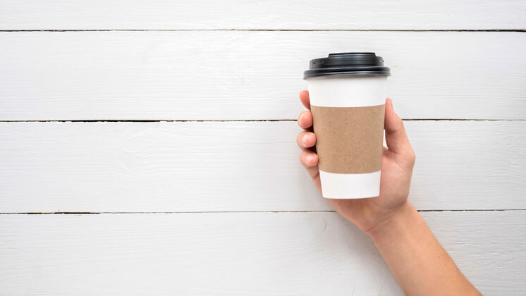 女人男人的手拿着一个可回收的咖啡杯回收的想法购买处理外卖