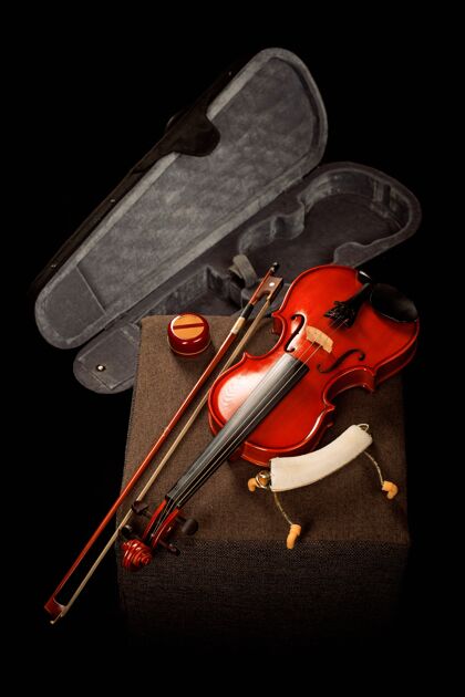 弓小提琴在它的特殊盒子和它的弓文化弦乐玫瑰